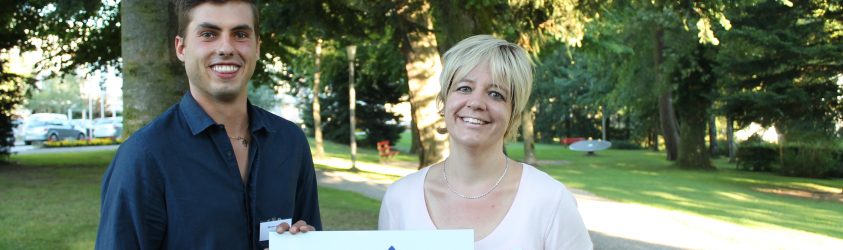 Gemeindepräsidentin der Gemeinde Flühli-Sörenberg, Sabine Wermelinger nimmt das Label von Moreno Donato, Vorsitzender SAB-Jugendforum entgegen.
