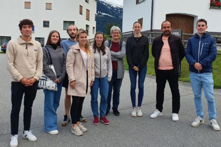 230926_der Ausschuss des Jugendforums des SAB mit Vertretern der Gemeinde Lumnezia während der Dorfführung